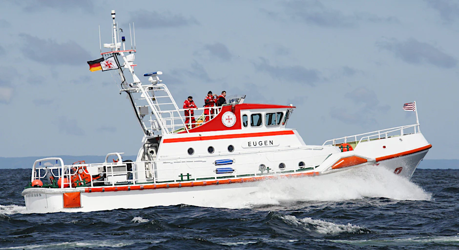 Seenotretter haben drei Angler nach dem Kentern ihres Boots mit schweren Unterkühlungen aus der Ostsee bei Travemünde gerettet.