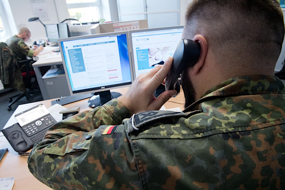Die Bundeswehr hilft im Gesundheitsamt. Das geht in Mecklenburg-Vorpommern, wie hier auf dem Bild. Es geht auch in fast allen Berliner Bezirken. Nur Friedrichshain-Kreuzberg will die Hilfe nicht.