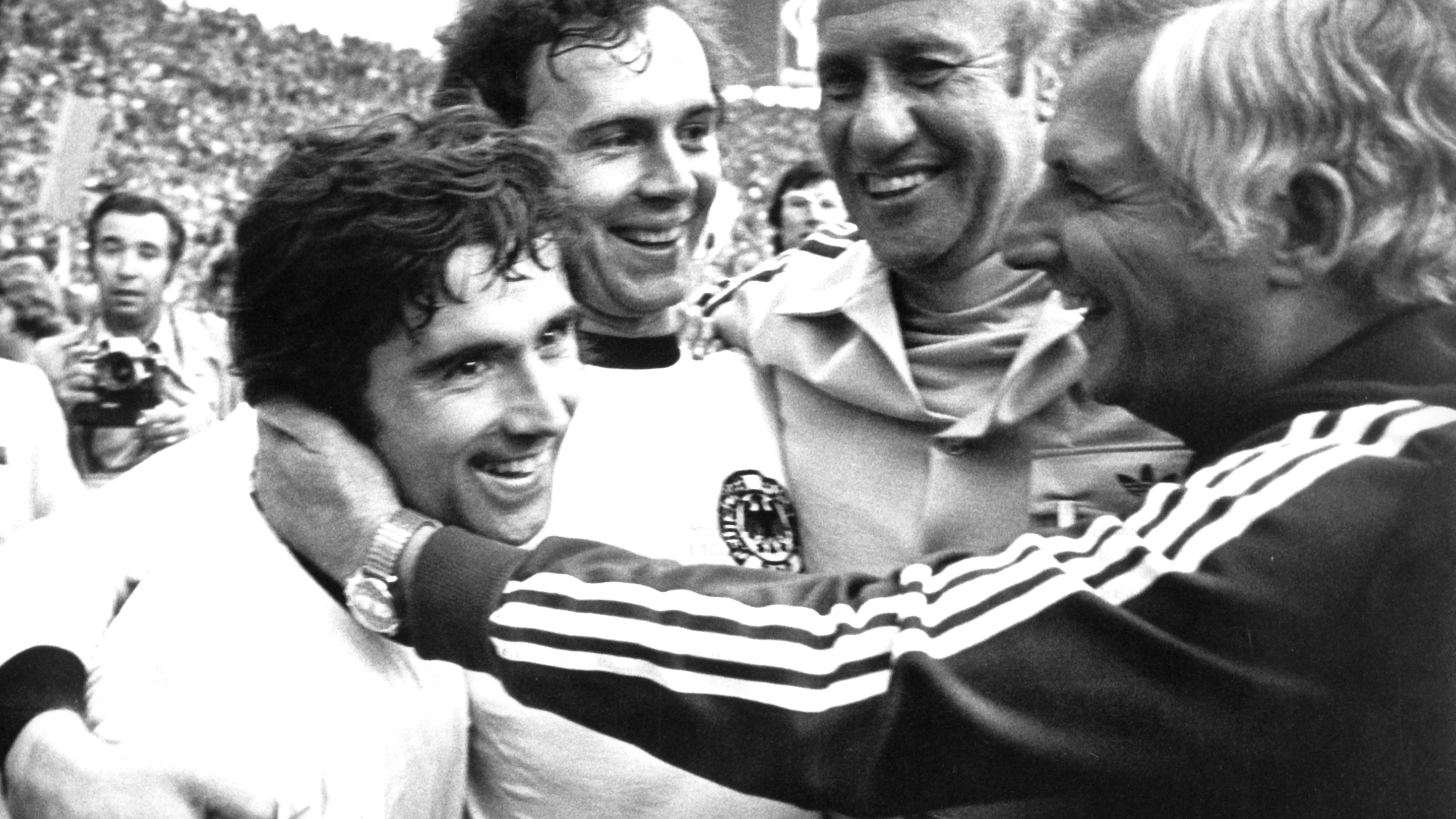 Müller, Bundestrainer Helmut Schön (2.v.r), sein Assistent Jupp Derwall (r), und Kapitän Franz Beckenbauer (2.v.l) bejubeln den WM-Triumph 1974.&nbsp;