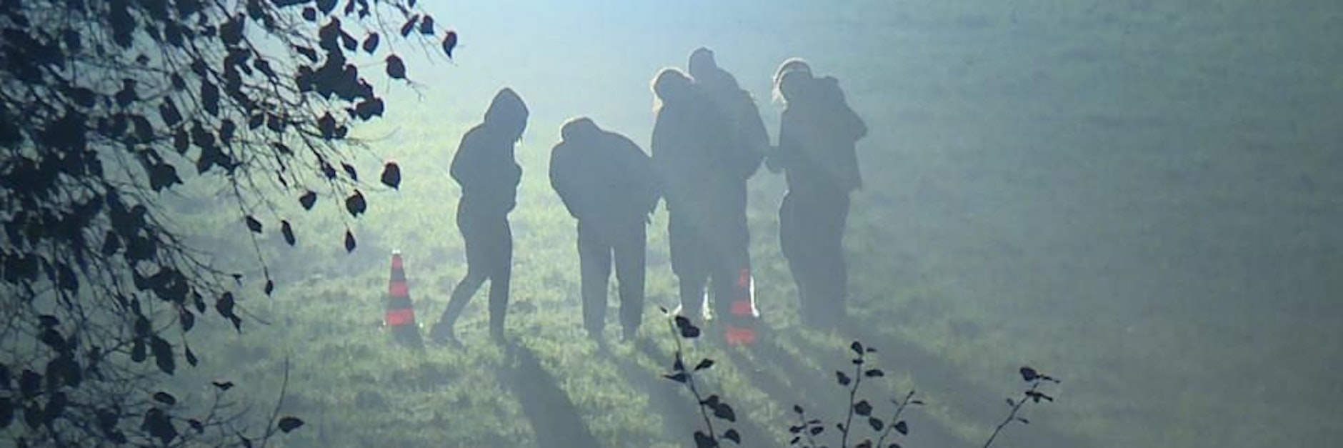 Mordermittler und Kriminaltechniker stehen auf einem Feld an der Schönerlinder Straße, wo Knochenteile des ermordeten Stefan T. gefunden wurden. 