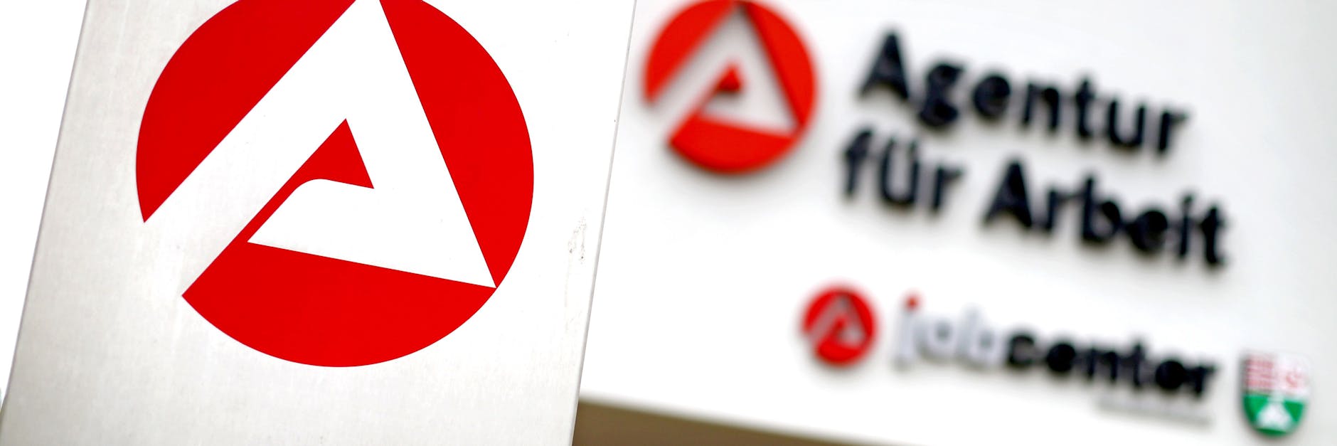 Auf Geheiß der Bundesregierung muss die Arbeitsagentur auch Kleckerbeträge zurückfordern.