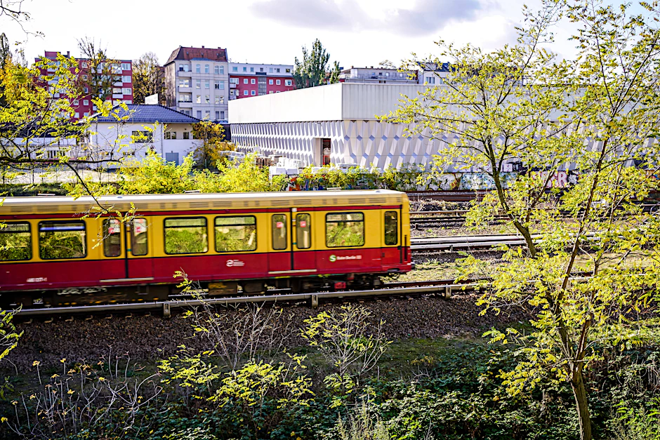 Hält nicht immer da, wo man denkt zu sein: die Berliner S-Bahn.