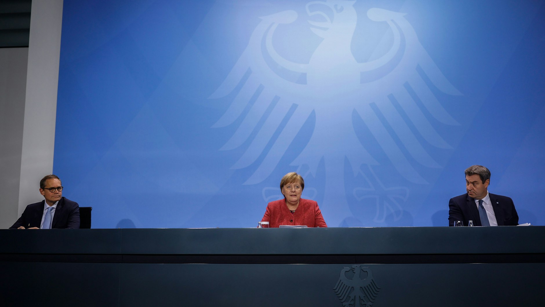Bundeskanzlerin Angela Merkel (CDU) erläutert auf einer Pressekonferenz im Bundeskanzleramt gemeinsam mit Markus Söder (CSU, r.), Ministerpräsident von&nbsp;Bayern, und Michael Müller (SPD, l.), Regierender Bürgermeister von Berlin, die Ergebnisse ihres vorangegangenen Gesprächs.