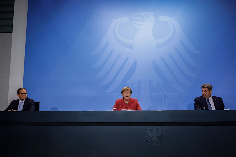 Bundeskanzlerin Angela Merkel (CDU) erläutert auf einer Pressekonferenz im Bundeskanzleramt gemeinsam mit Markus Söder (CSU, r.), Ministerpräsident von&nbsp;Bayern, und Michael Müller (SPD, l.), Regierender Bürgermeister von Berlin, die Ergebnisse ihres vorangegangenen Gesprächs.