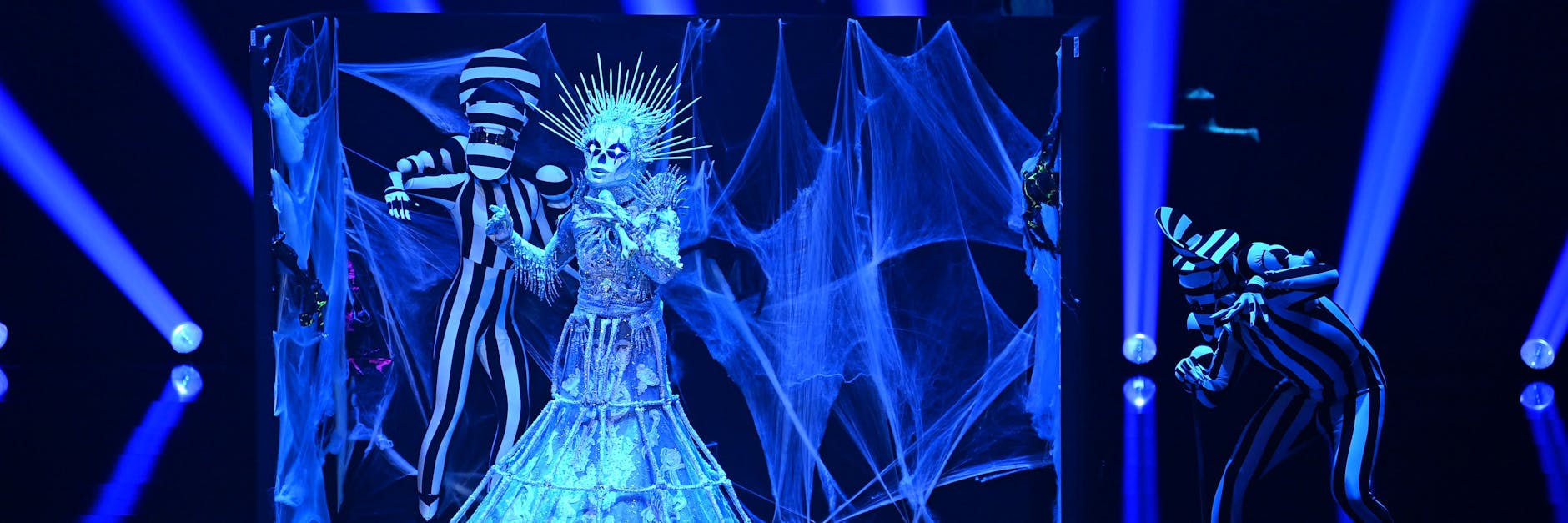 Steckt Sarah Lombardi unter der Maske des Skeletts? 