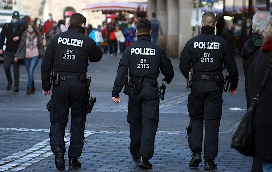 Mehrere Polizisten streiten mit dem Freistaat Bayern darum, ihre Corona-Infektion als Dienstunfall anerkennen zu lassen (Symbolbild).