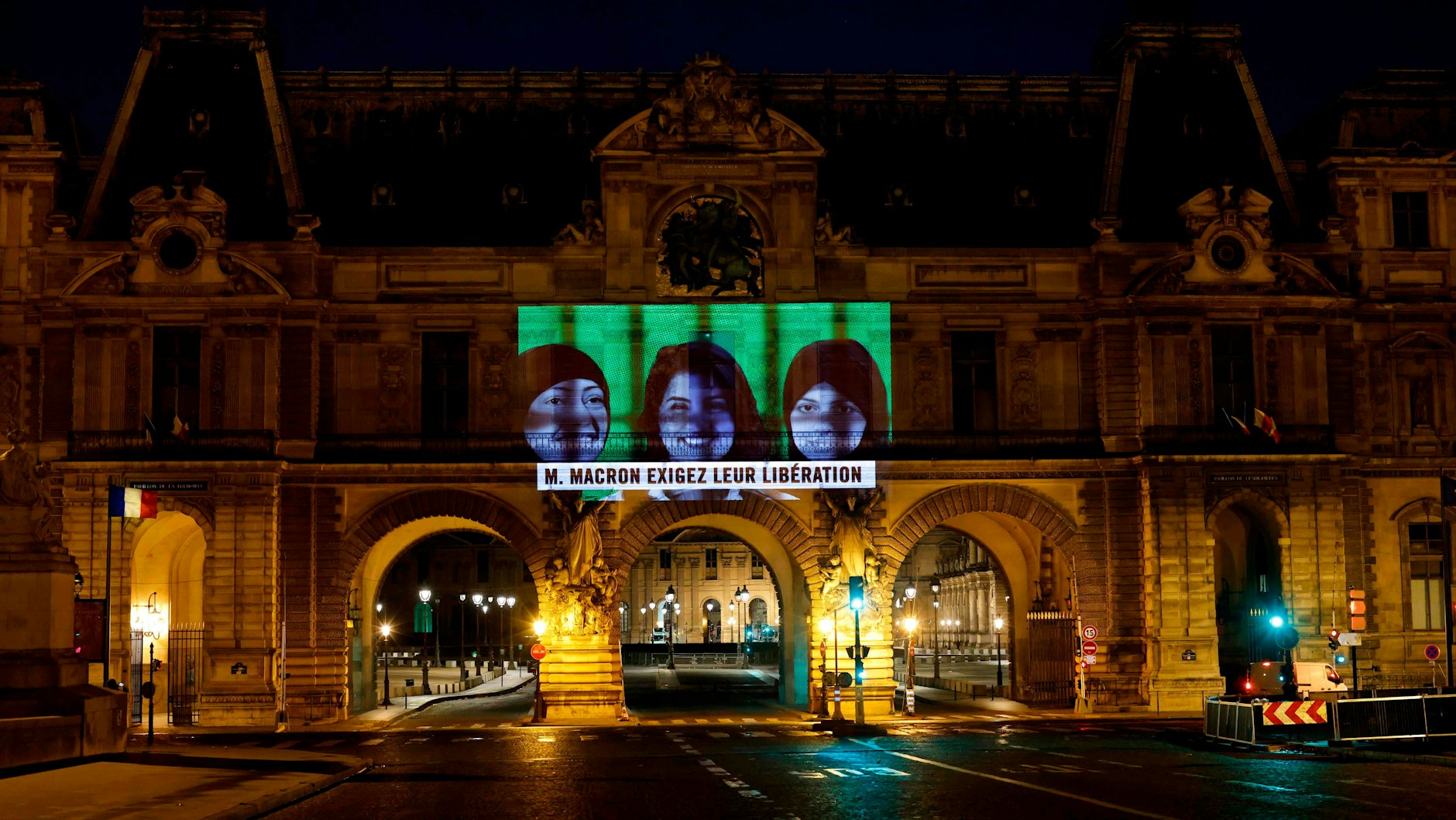 Kurz vor Beginn des G20-Gipfels erinnerte Amnesty International bei dieser Projektion in Paris an die inhaftierten Frauenrechtlerinnen wie Ludschain al-Hathlul (M.).