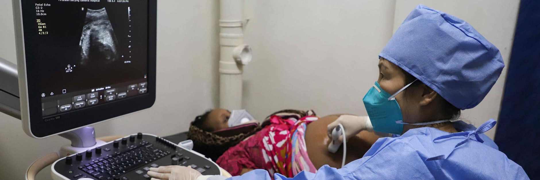 Eine medizinische Mitarbeiterin eines chinesischen Medizinteams untersucht eine schwangere Patientin in Äthiopien. Die Corona-Pandemie hat die Lebensplanung vieler auf den Kopf gestellt. Vor allem in Entwicklungsländern gibt es viele ungeplante Schwangerschaften.