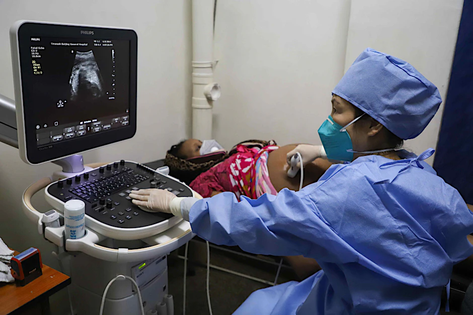 Eine medizinische Mitarbeiterin eines chinesischen Medizinteams untersucht eine schwangere Patientin in Äthiopien. Die Corona-Pandemie hat die Lebensplanung vieler auf den Kopf gestellt. Vor allem in Entwicklungsländern gibt es viele ungeplante Schwangerschaften.