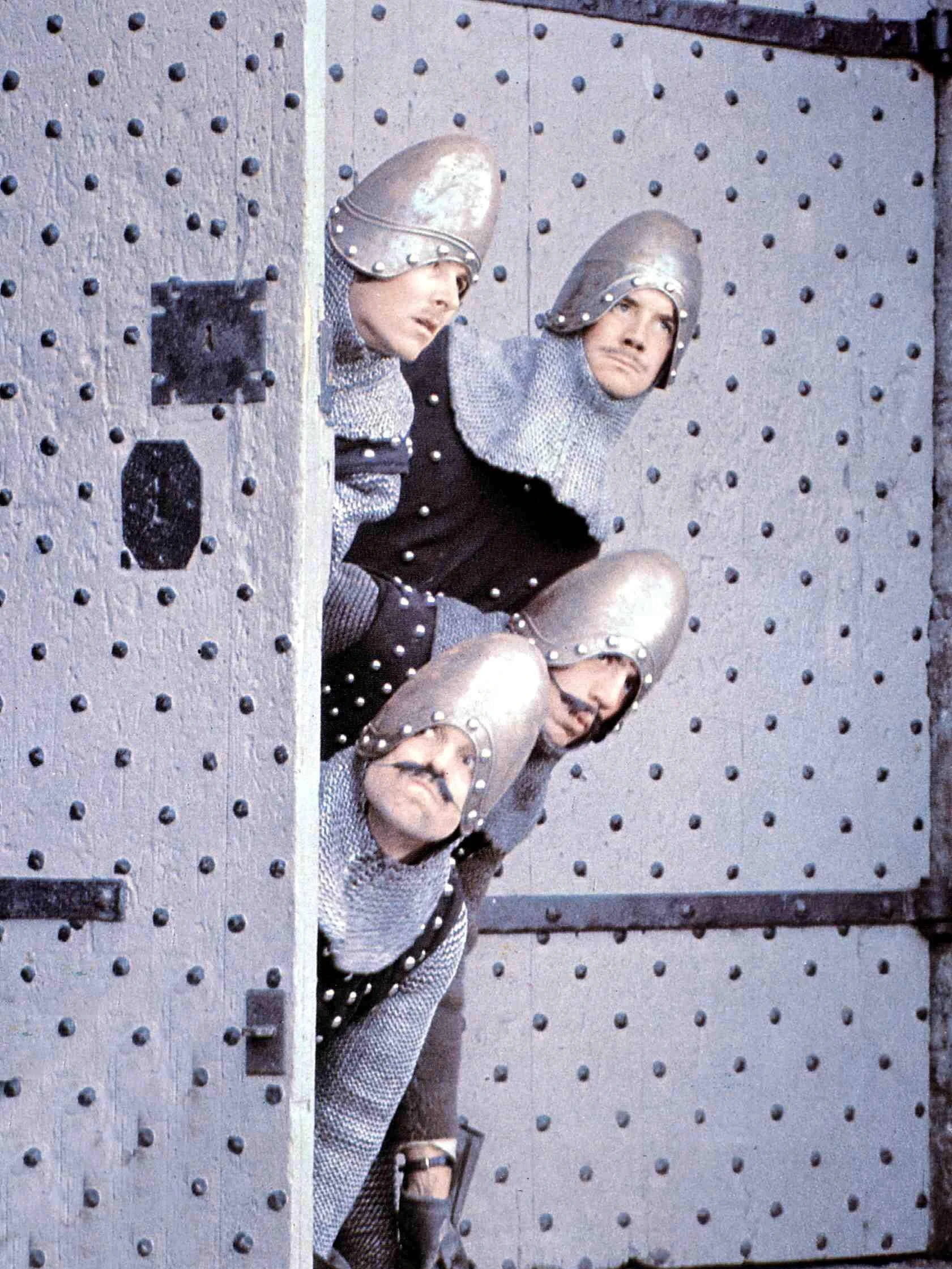Nehmen die Ritter der Tafelrunde gehörig auf die Schippe: die britische Komikertruppe Monty Python in der Komödie „Die Ritter der Kokosnuss“, 1975.