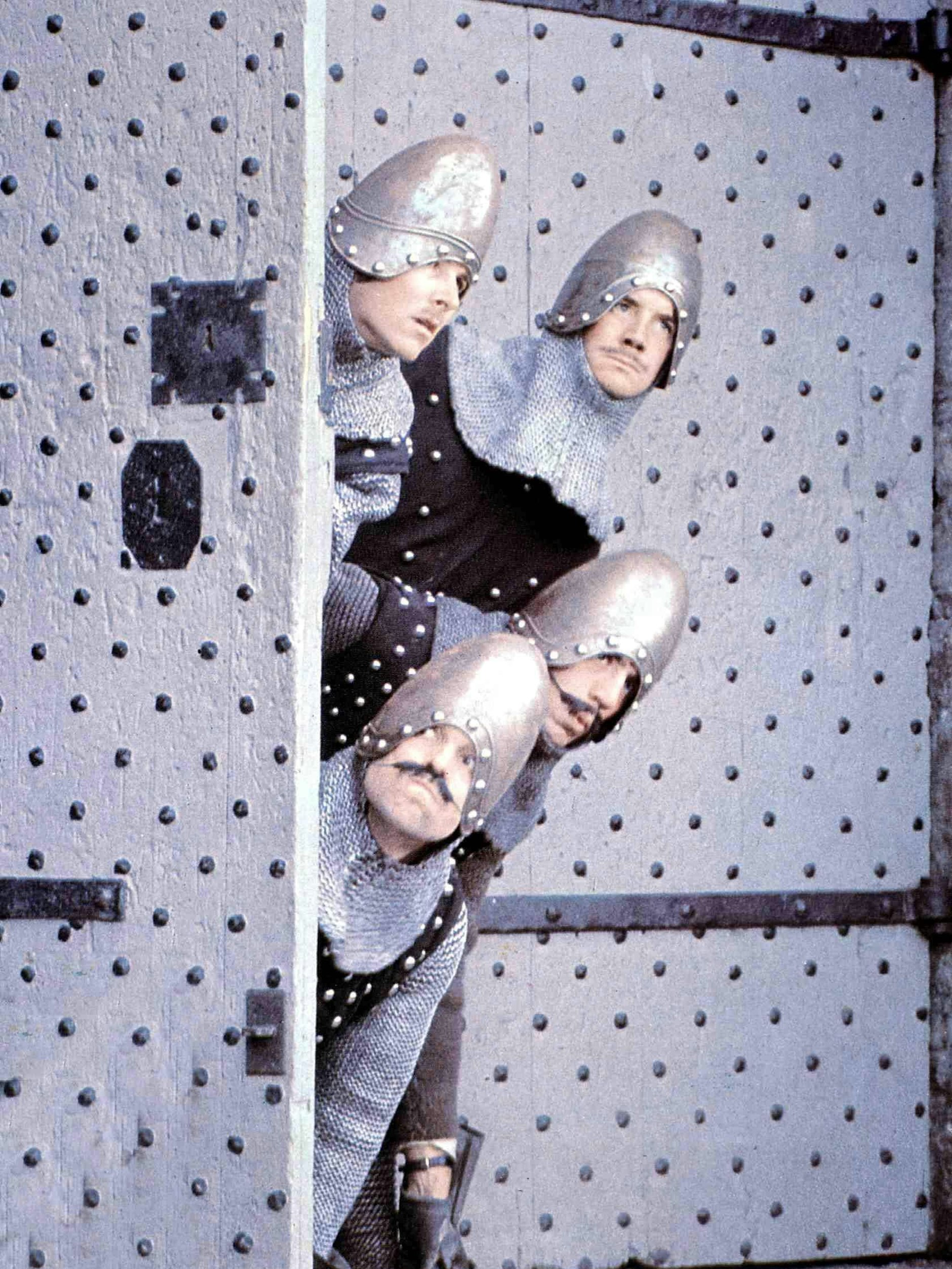 Nehmen die Ritter der Tafelrunde gehörig auf die Schippe: die britische Komikertruppe Monty Python in der Komödie „Die Ritter der Kokosnuss“, 1975.