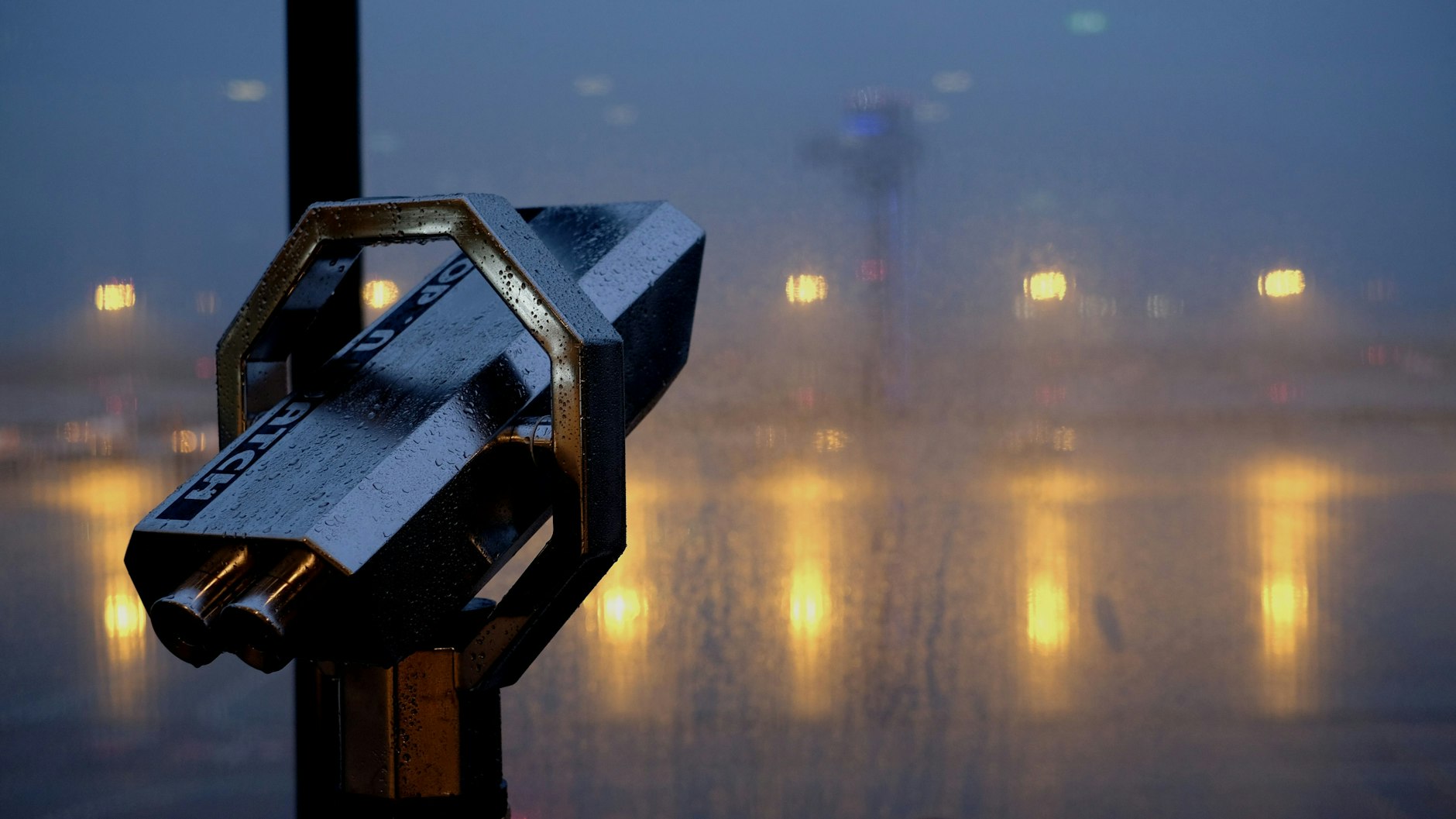 Trübe Aussichten am BER: Die Besucherterrasse ist stärker besucht als der Flughafen. Der Luftfahrtexperte Cord Schellenberg findet es trotzdem gut, dass es den Airport gibt.