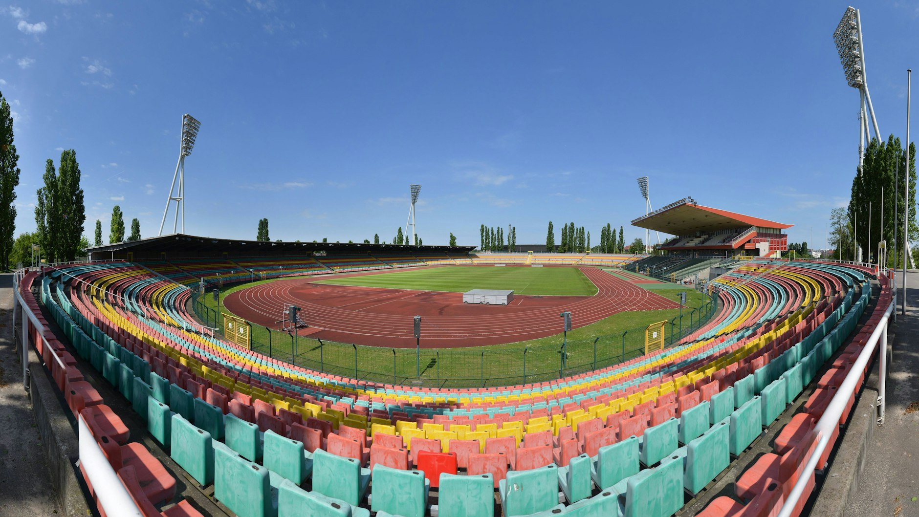 Sanierung, Teilumbau oder Abriss: Die Zukunft des Friedrich-Ludwig-Jahn-Stadions bleibt ungewiss.&nbsp;