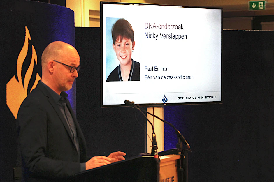 Joep Pattijn von der Polizei in Limburg spricht vor dem Bild des elfjährigen Nicky Verstappen über den geplanten Massen-DNA Test, der später zur Ergreifung des mutmaßlichen Mörders führte.