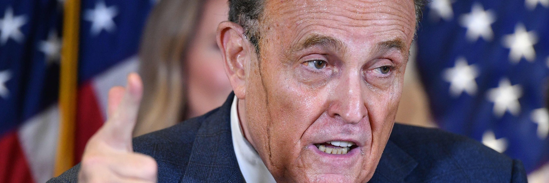 Ein skurriler Anblick: Rudy Giuliani und die rätselhafte Farbe, die während einer Pressekonferenz sein Gesicht hinunterlief. 