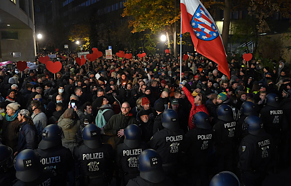 Die Polizei in Leipzig sperrt den Weg von Gegnern der Corona-Politik im Zentrum. Viele Teilnehmer trugen keine Maske. Gegen die Kundgebung hatte sich breiter Protest formiert.&nbsp;