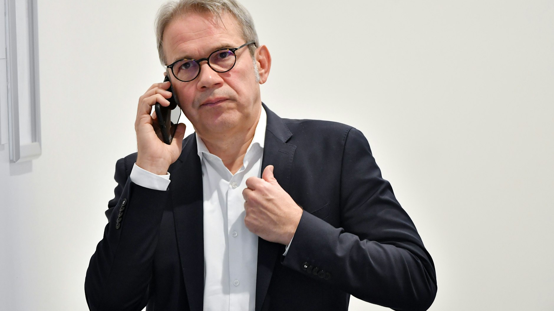 Georg Maier (SPD), Innenminister von Thüringen, telefoniert während einer Landtagssitzung.