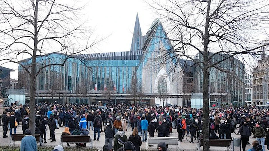 Gegendemonstranten versammeln sich auf dem Augustusplatz.