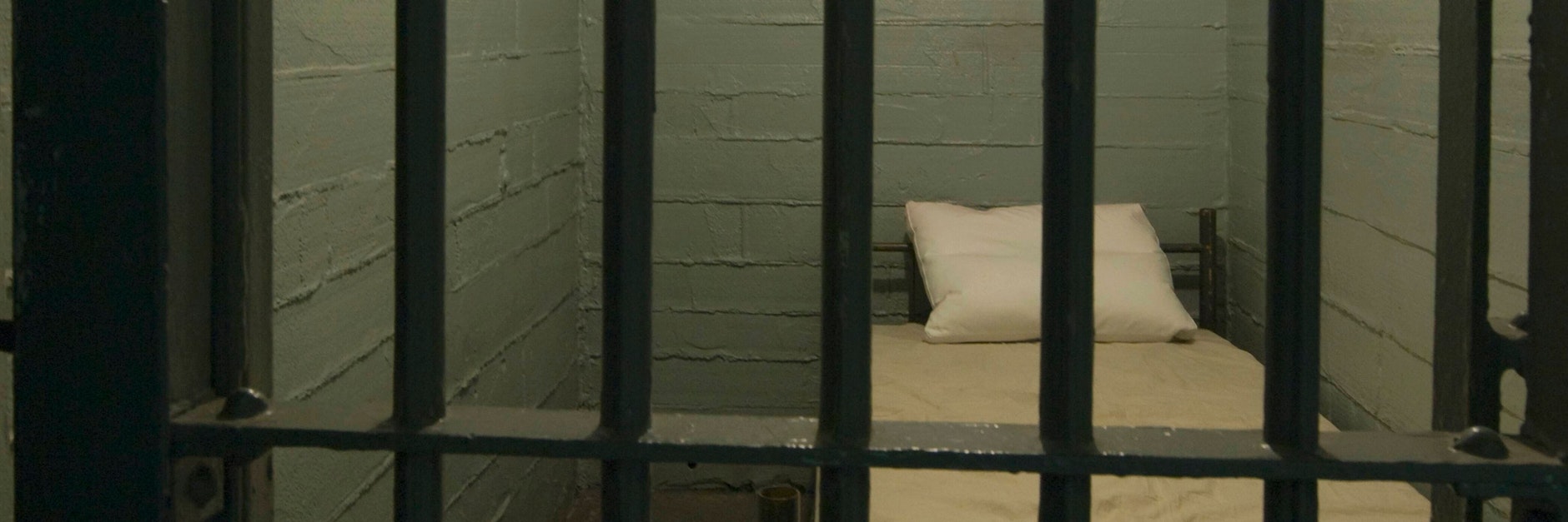 Eine leere Zelle in einem Gefängnis (Symbolfoto).