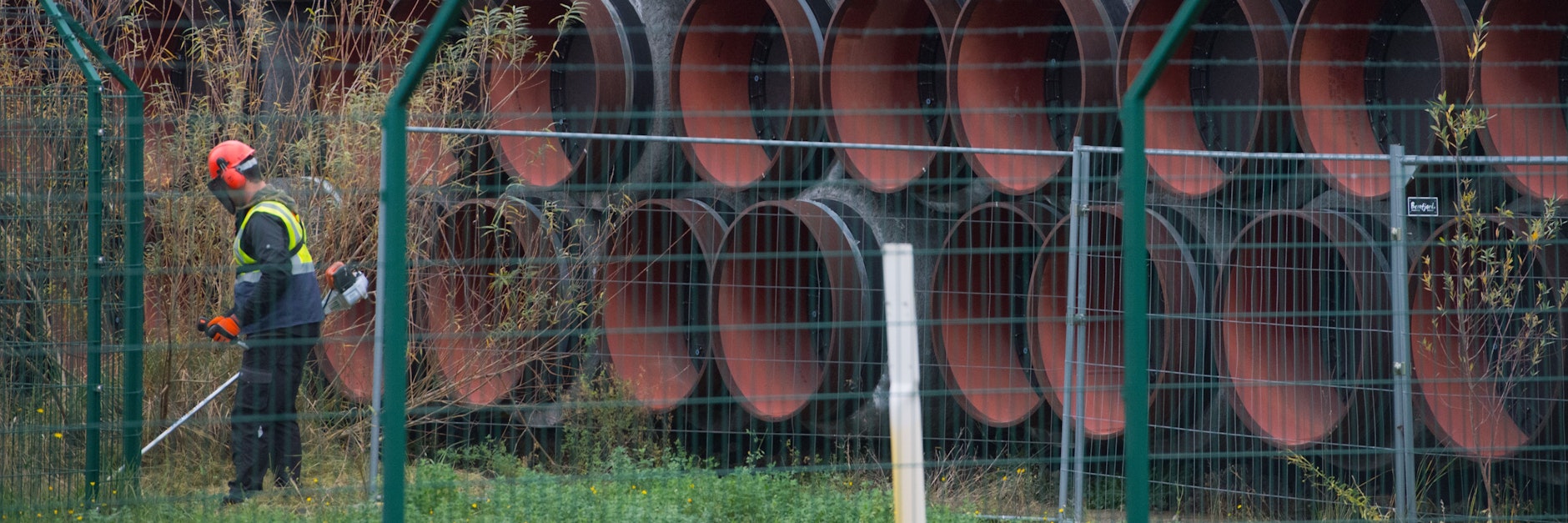 Rohre für die Ostsee-Gaspipeline Nord Stream 2 werden auf dem Gelände des Hafens Mukran bei Sassnitz (Rügen) gelagert.