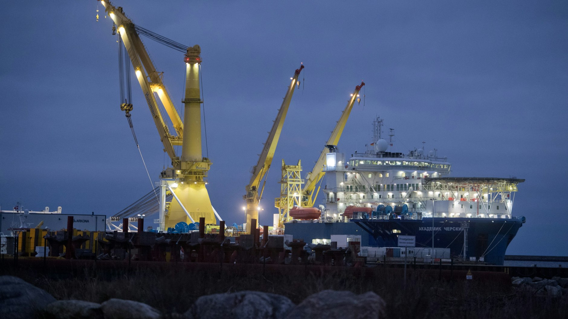 Das russische Verlegeschiff „Akademik Tscherski“ liegt im Hafen Mukran bei Sassnitz für seinen Einsatz zum Weiterbau der Pipeline. Derzeit liegen die Arbeiten auf Eis.