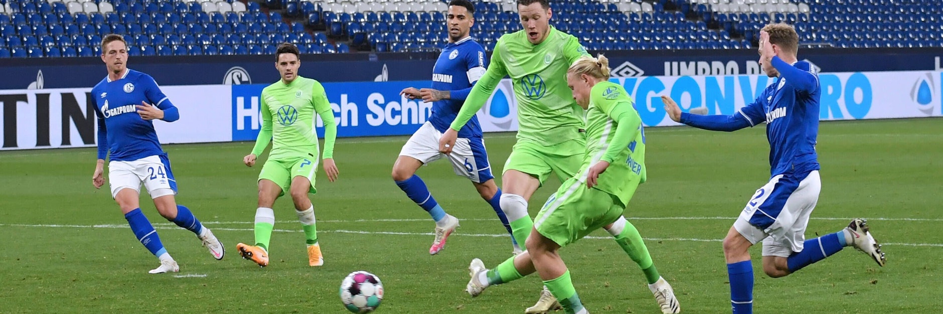 Wolfsburgs Schlager trifft in der 24. Minute zum 2:0. Dicht neben ihm Teamkollege Weghorst, aber kein Schalker.