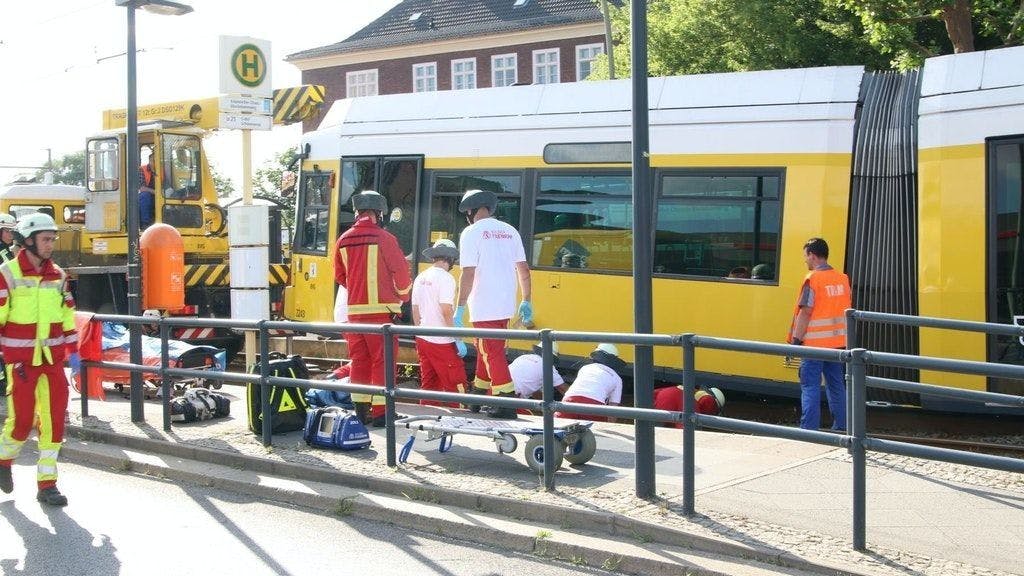 Erst mit Büffelhebern, dann mit Luftkissen und schließlich mit einem BVG-Kran wurde der Waggon angehoben.