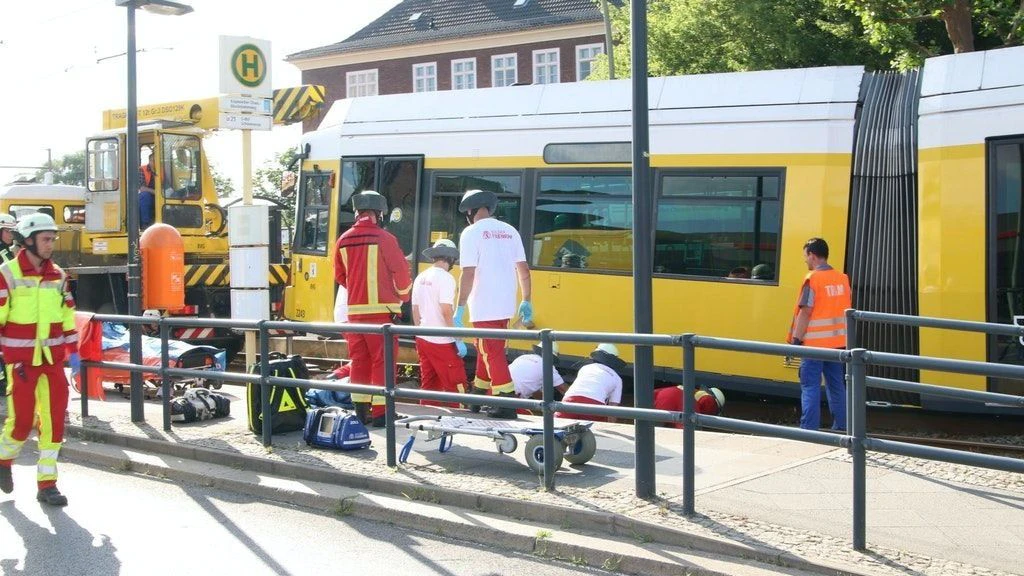 Erst mit Büffelhebern, dann mit Luftkissen und schließlich mit einem BVG-Kran wurde der Waggon angehoben.