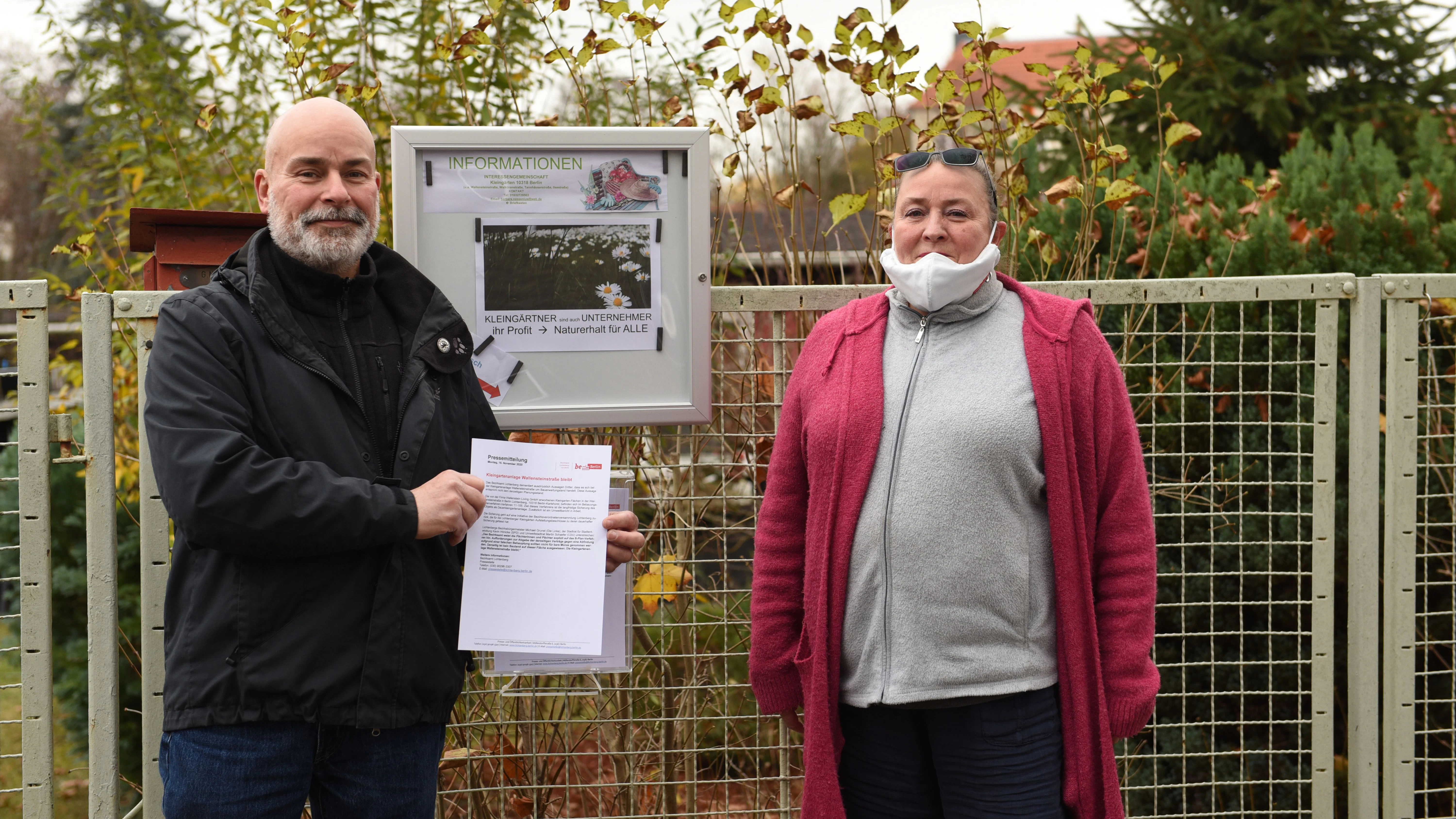 Barbara Neßenius und ihr Bruder, der an der Wallensteinstraße auch einen Garten hat, setzen sich für den Fortbestand der Kleingartenanlage ein. Die Erklärung des Bezirksamts, die Carsten Neßenius zeigt, macht ihnen eine gewisse Hoffnung, dass ihnen das gelingt.
