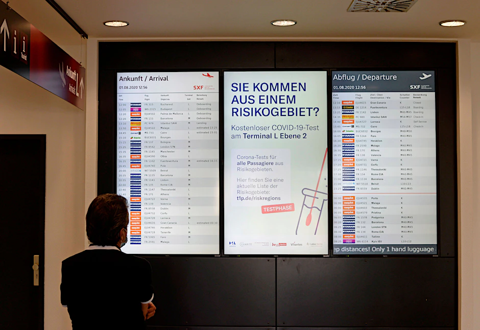 Corona-Test-Station im Flughafen Berlin. Wer aus Risikogebieten kommt, kann sich kostenlos testen lassen.