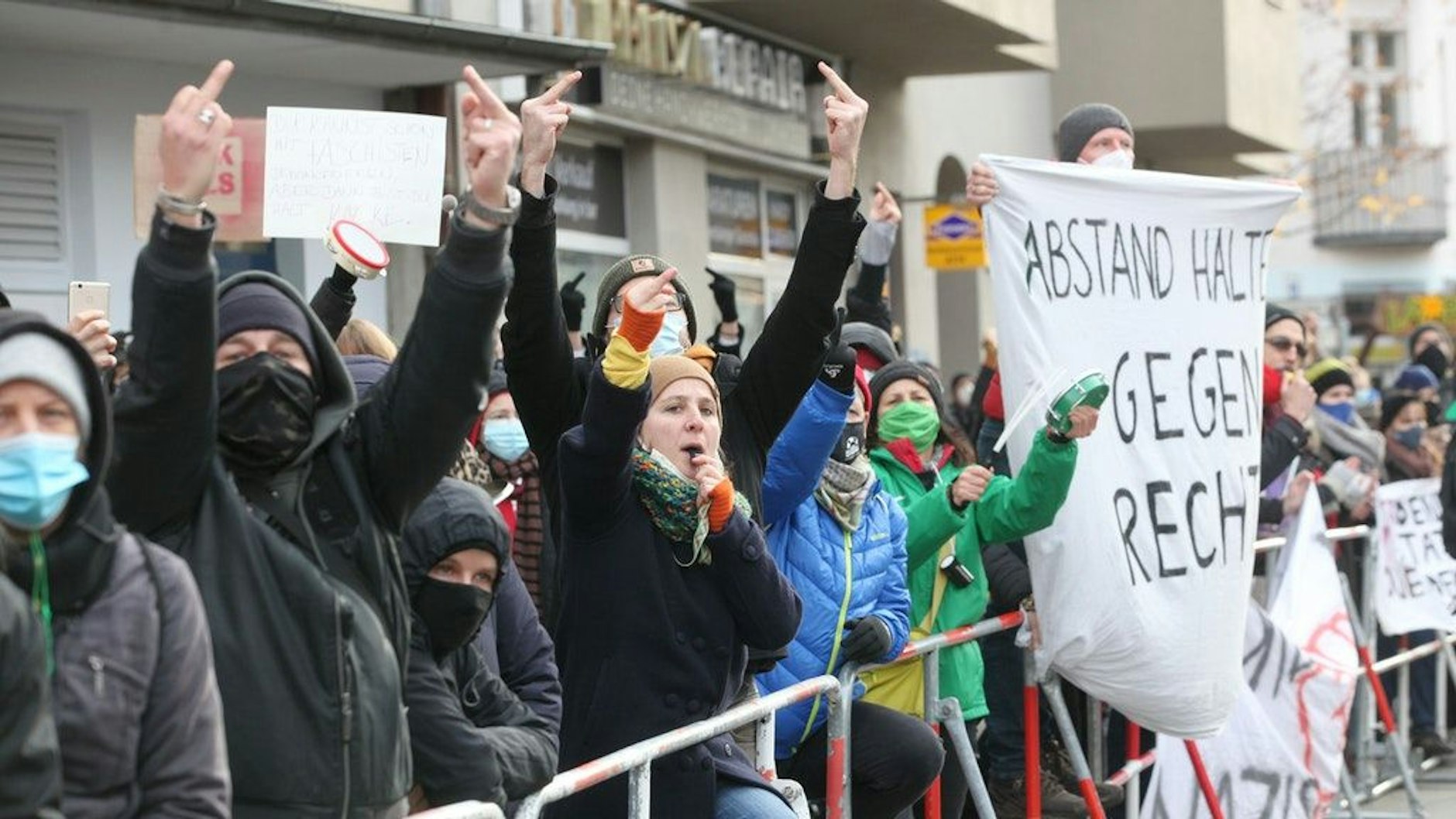 Anwohner protestieren gegen den „Schweigemarsch“.