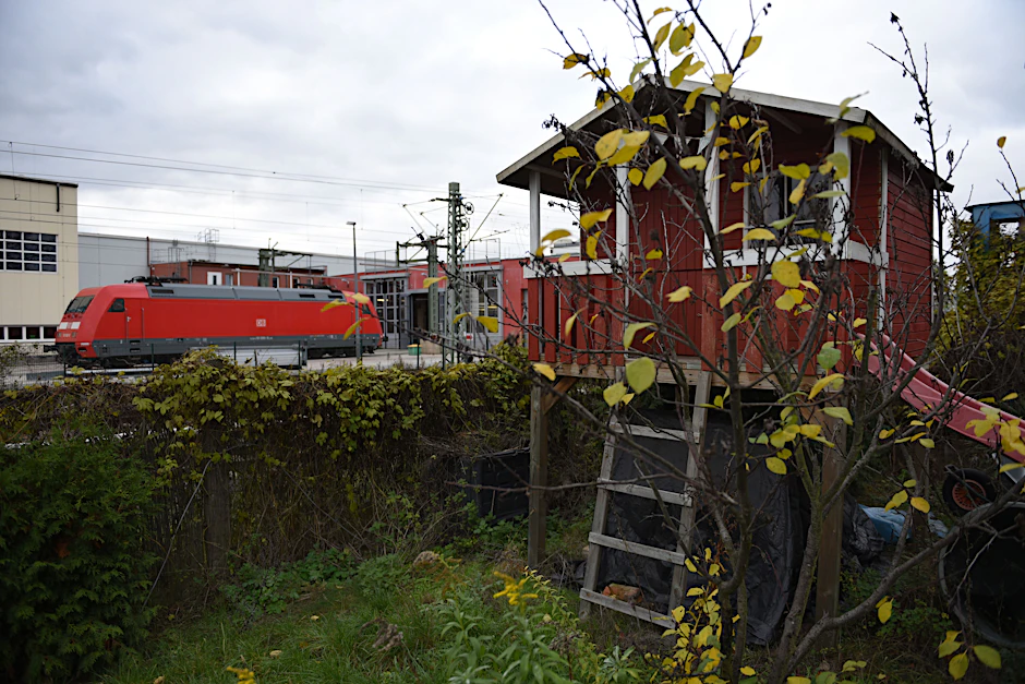 Vorne Laube, hinten Eisenbahn: Die Kolonie liegt zwischen den S-Bahnhöfen Karlshorst und Betriebsbahnhof Rummelsburg.<br>