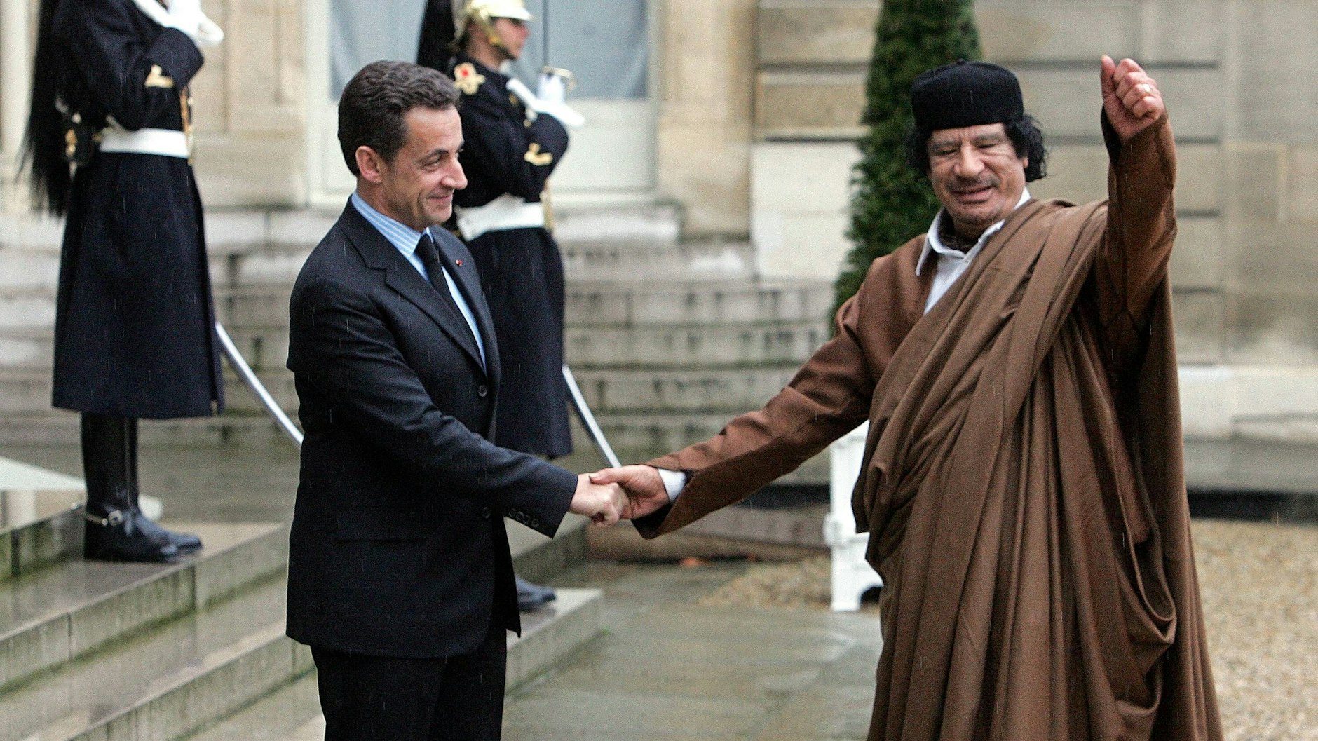 Sarkozy und der frühere Staatschef Libyens Muammar al-Gaddafi im Jahr 2007. Seit Jahren kursieren Gerüchte über Wahlkampfhilfe aus Tripolis für Sarkozys damalige Wahlkampffinanzierung.