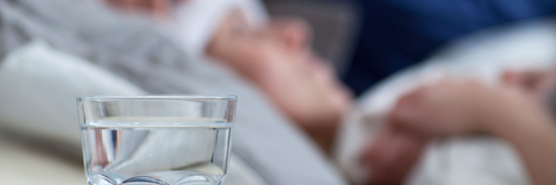 Kann einen ausknocken: eine Grippe. Am besten ist es dabei, das Bett zu hüten (Symbolfoto).