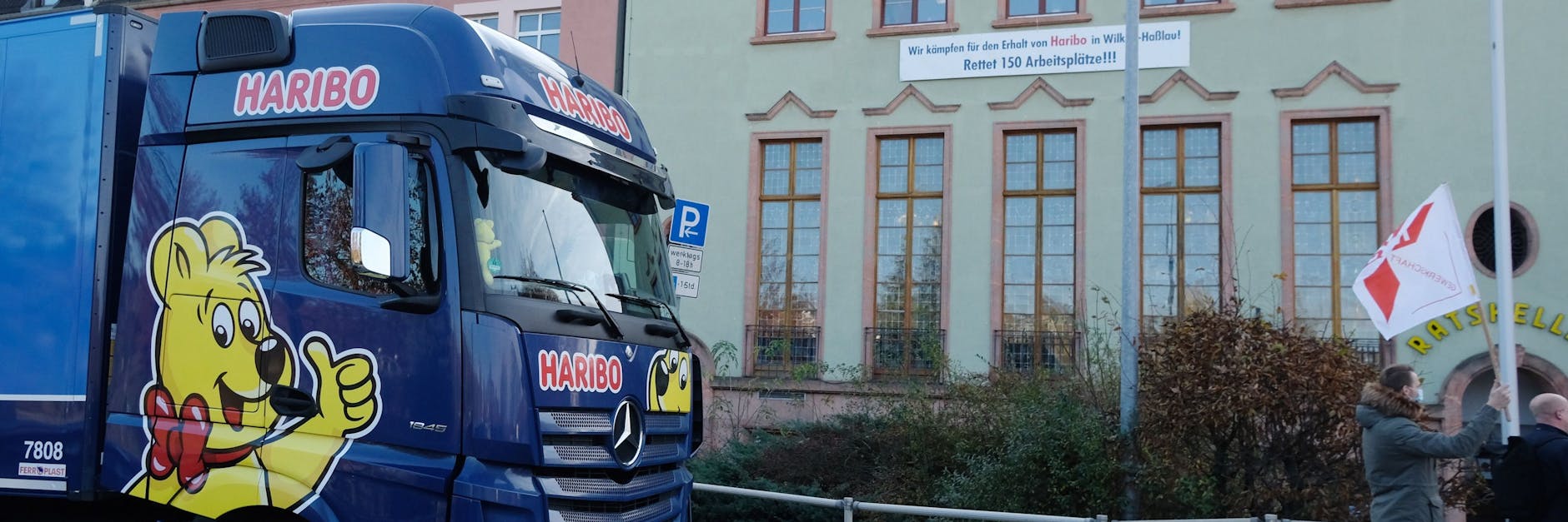Ein LKW mit Haribo-Beschriftung fährt am Rathaus vorbei. 150 Jobs sind im Haribo-Werk in Wilkau-Haßlau bedroht. 