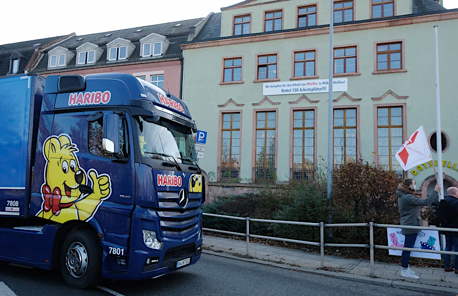 Ein LKW mit Haribo-Beschriftung fährt am Rathaus vorbei. 150 Jobs sind im Haribo-Werk in Wilkau-Haßlau bedroht.&nbsp;