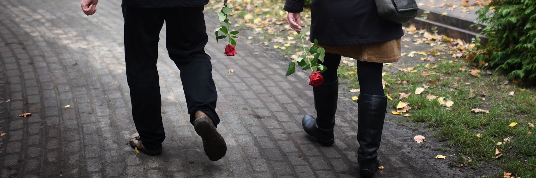Ronjas Eltern auf dem Weg zum Grab ihrer Tochter.<br><br>