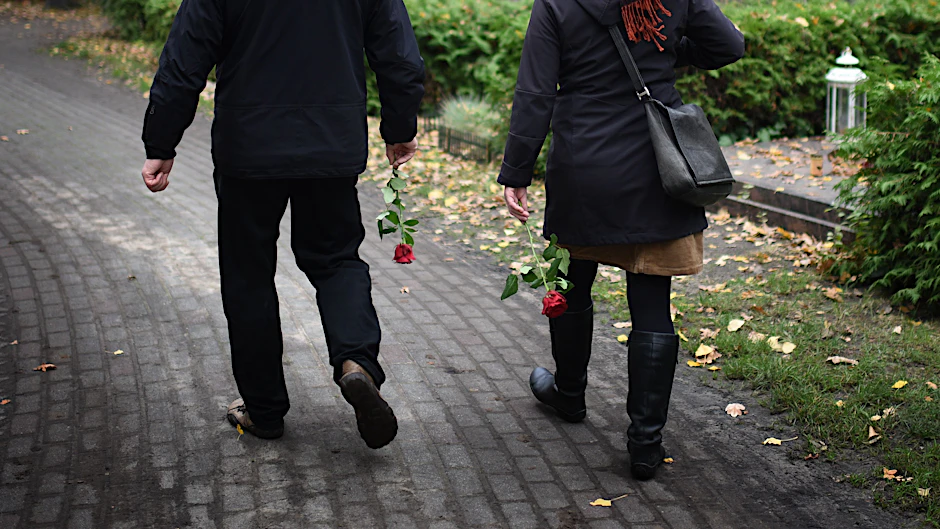 Ronjas Eltern auf dem Weg zum Grab ihrer Tochter.<br><br>