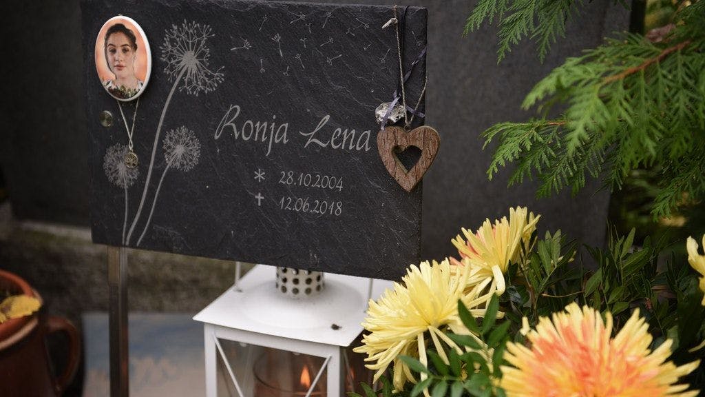 Ronjas Grab auf einem Friedhof in Karlshorst.