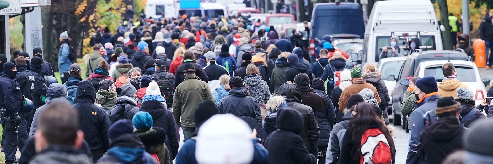 Zahlreiche Teilnehmer des Protestzugs gegen Corona-Politik, der als „Schweigemarsch“ bezeichnet wird, gehen über die Bornholmer Straße. 