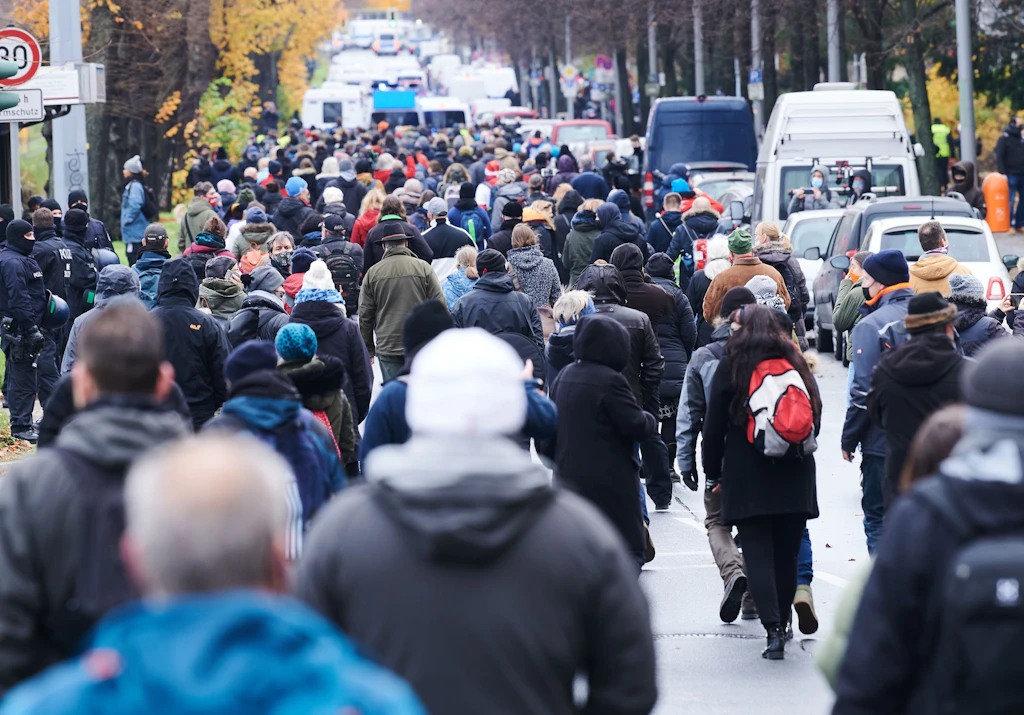Gegner der Corona-Maßnahmen treffen sich zum „Schweigemarsch“