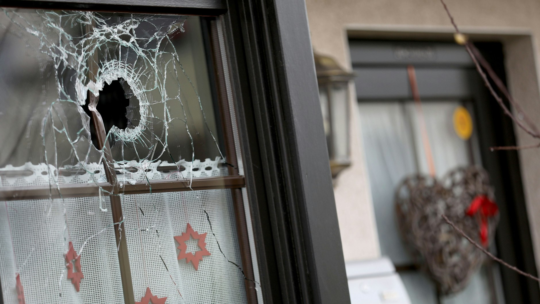 Ein Loch ist in einer Fensterscheibe eines Wohnhauses in Meckenheim zu sehen. 