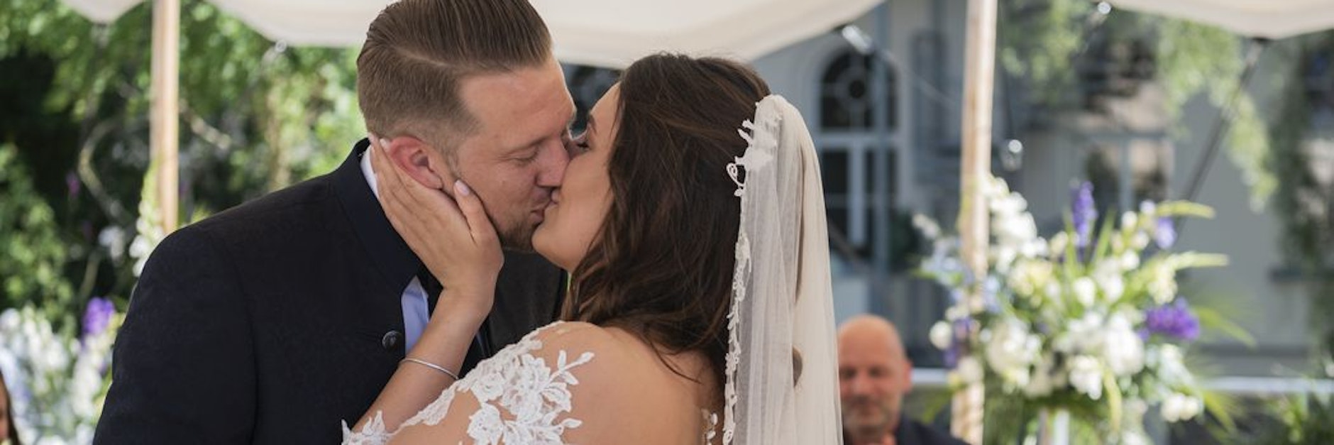 Romantik? Schmetterlinge im Bauch? Liebe? Schon kurz nach dem Hochzeitskuss liegt bei Emily und Robert die erste Krise in der Luft.