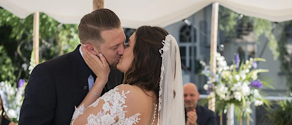Romantik? Schmetterlinge im Bauch? Liebe? Schon kurz nach dem Hochzeitskuss liegt bei Emily und Robert die erste Krise in der Luft.