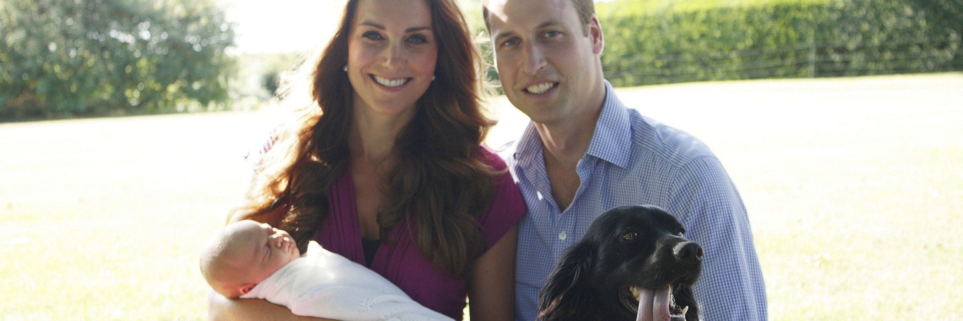 Prinz William und Kate, Herzogin von Cambridge, im August 2013 mit ihrem Sohn Prinz George und Cockerspaniel Lupo