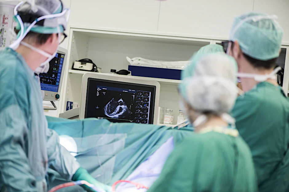 Heart surgeons and operating room nurse looking at monitor model released Symbolfoto property released PUBLICATIONxINxGERxSUIxAUTxHUNxONLY MWEF000067