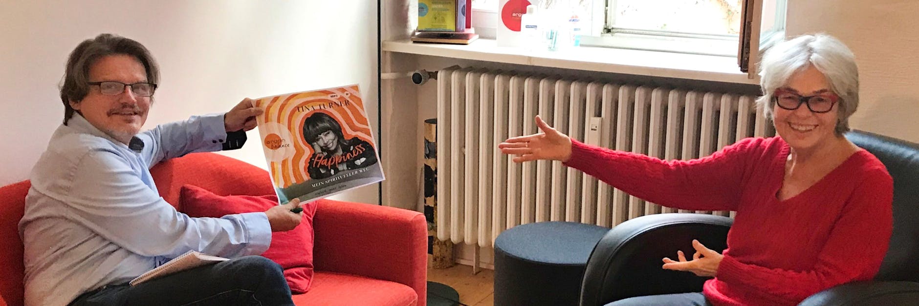 KURIER-Reporter Norbert Koch-Klaucke trifft Regina Lemnitz im Büro des Argon-Verlages. Die Synchronsprecherin ist auf dem Hörbuch von Tina Turner als deutsche Stimme der Rock-Lady zu hören.