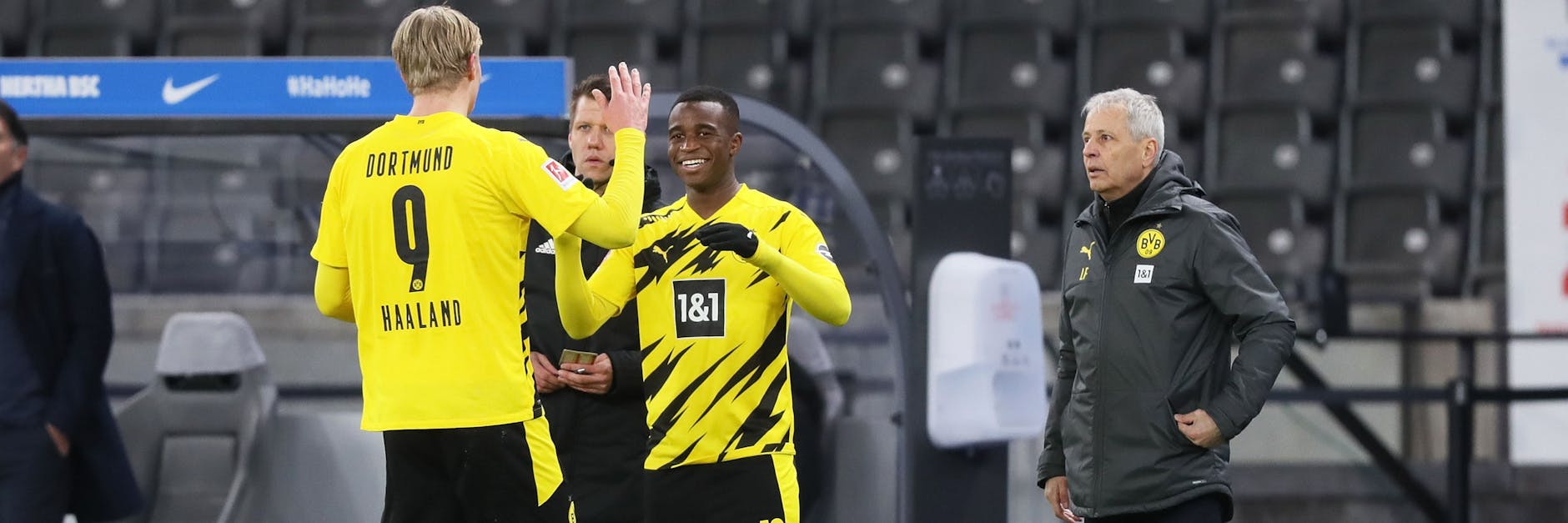 In Berlin kam Moukoko für Haaland in der Schlussphase. In Brügge könnte BVB-Trainer Lucien Favre (r.) erstmals beide zusammen spielen lassen. 