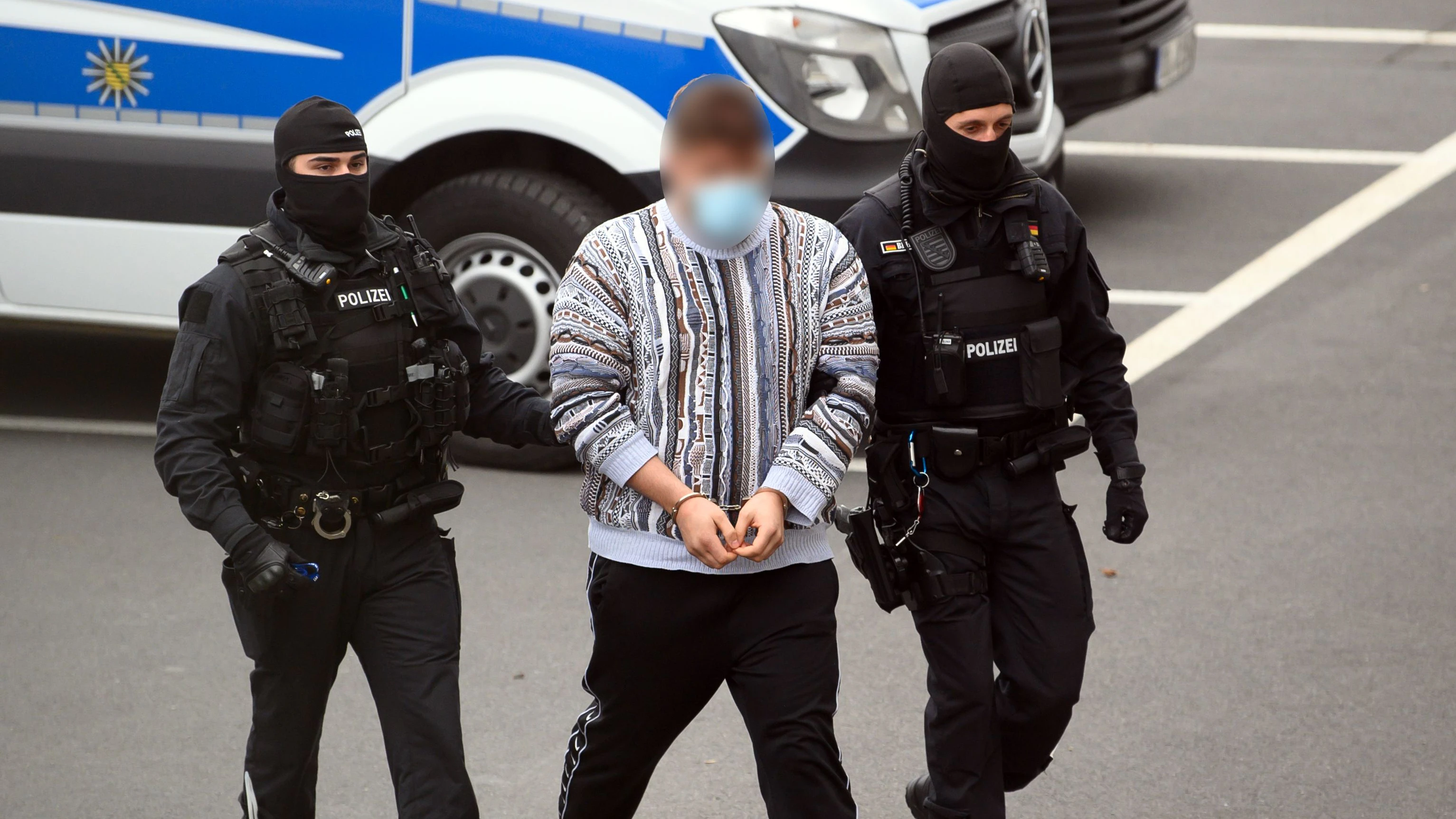 Ein Verdächtiger des Remmo-Clans, der im Fall des Juwelenraubes im Grünen Gewölbe dem Haftrichter in Dresden vorgeführt wird.