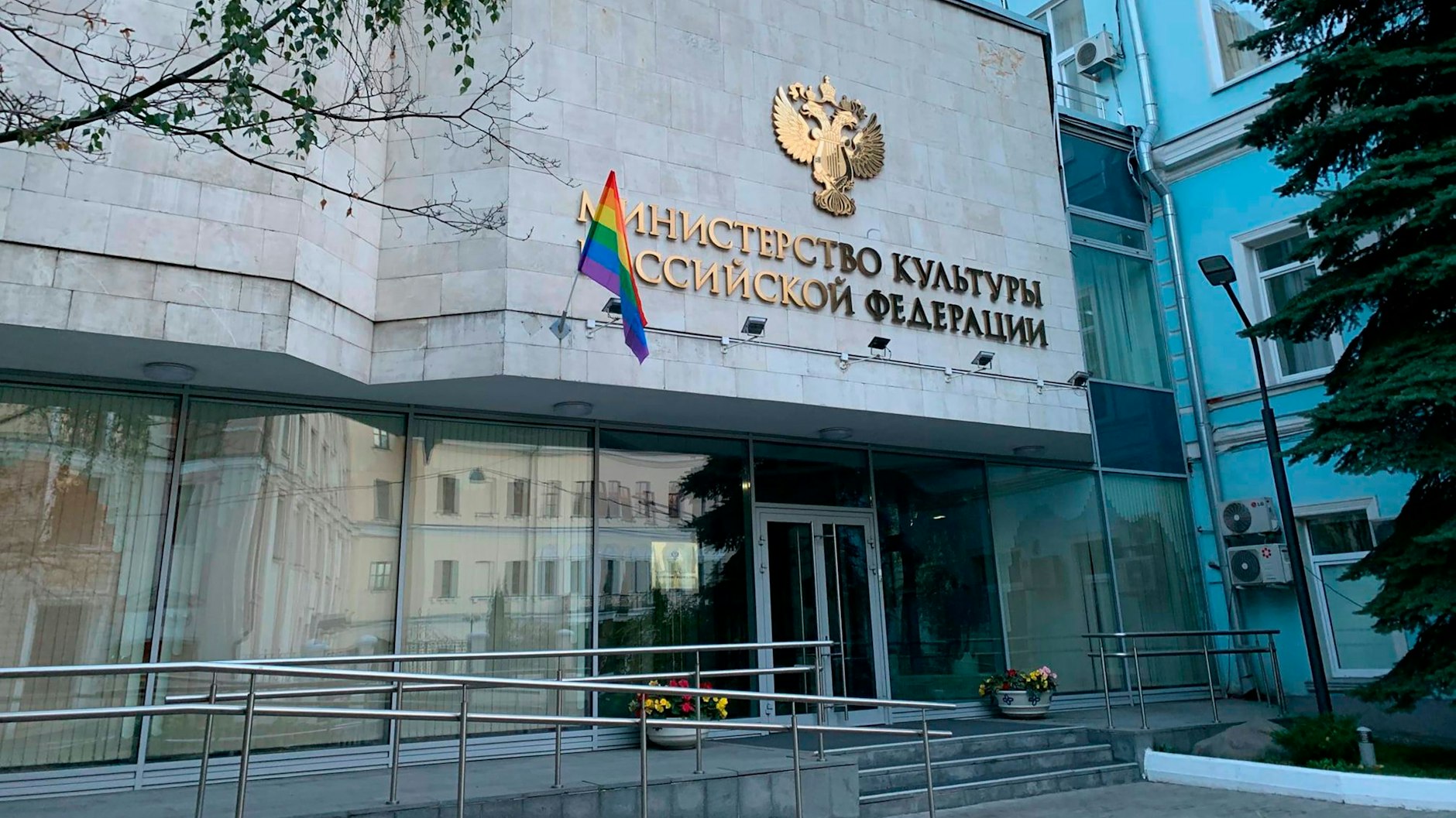 Auch am Kulturministerium hissten die Pussy-Riot-Frauen eine Regenbogenfahne.